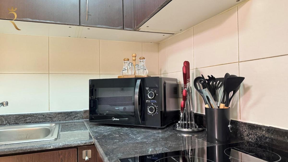 Spacious 2br Poolside Relaxation In Al Reem