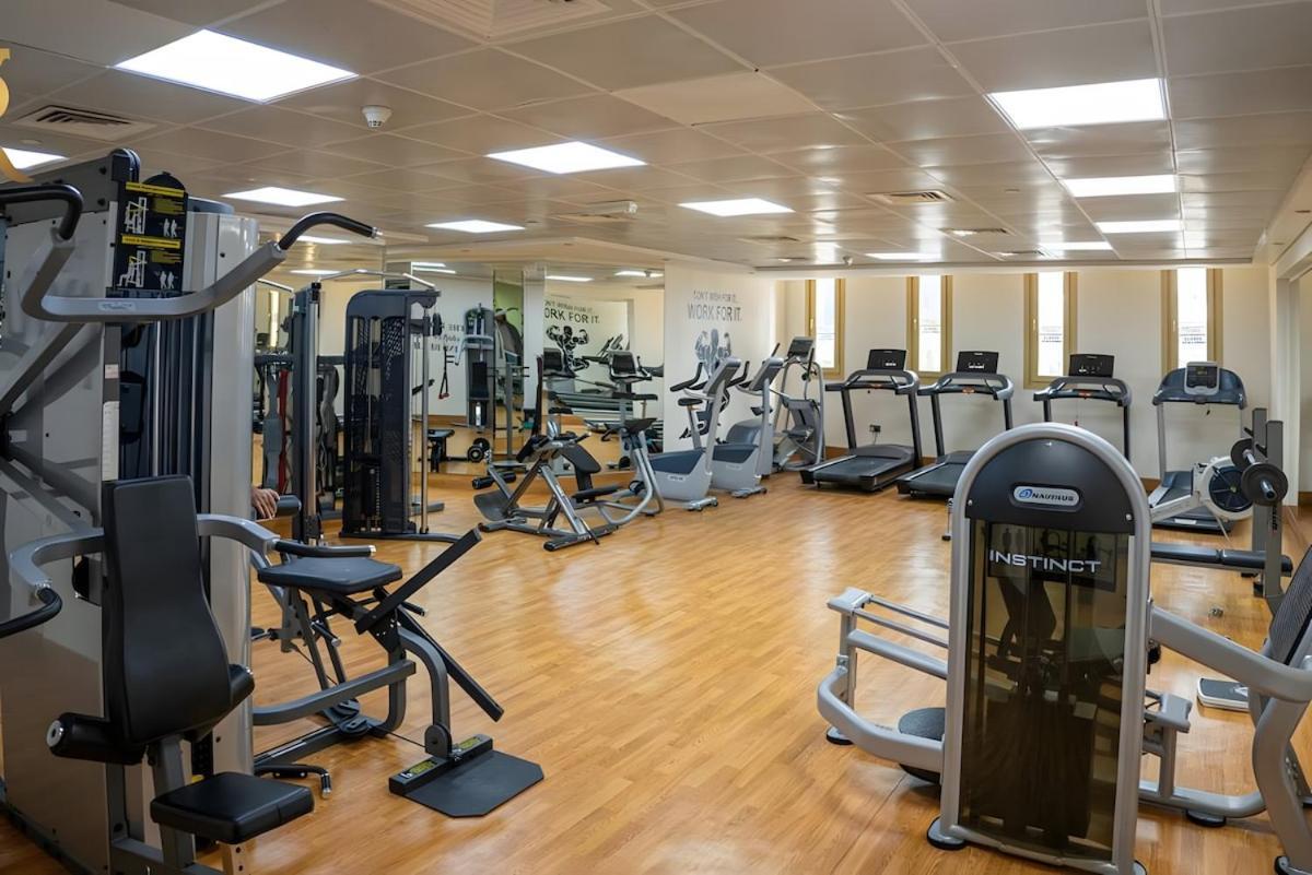 Spacious 2br Poolside Relaxation In Al Reem Apartment