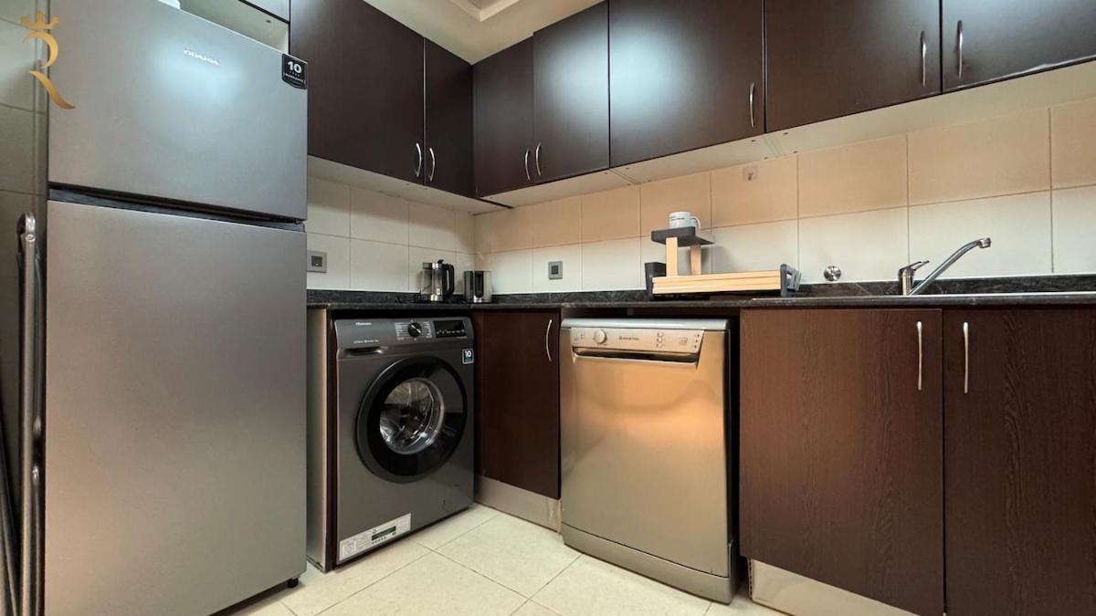 Spacious 2br Poolside Relaxation In Al Reem