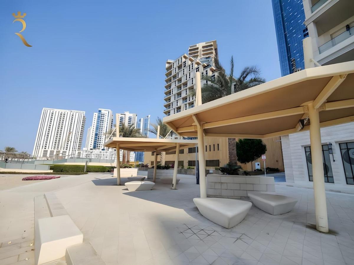 Spacious 2br Poolside Relaxation In Al Reem *