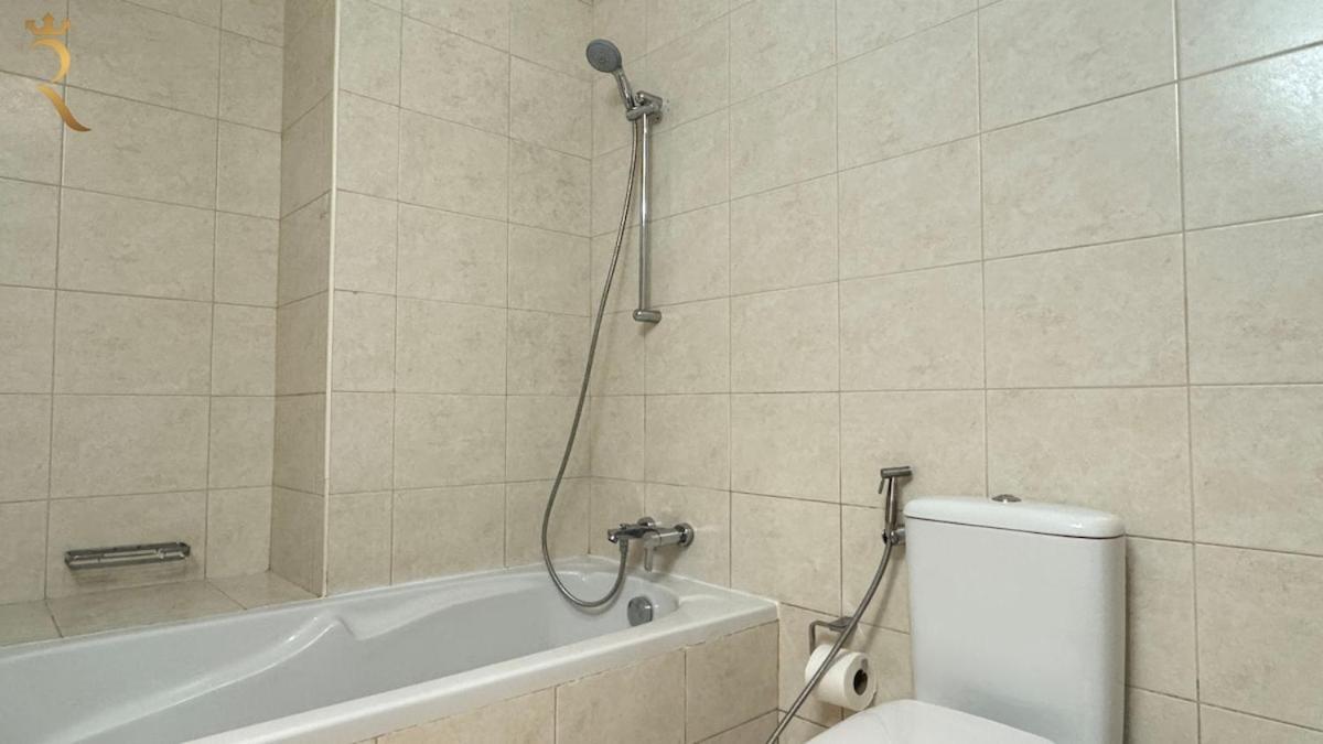 Spacious 2br Poolside Relaxation In Al Reem *