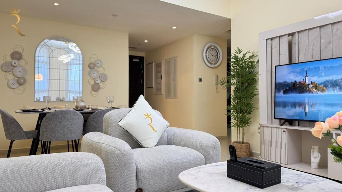 Spacious 2br Poolside Relaxation In Al Reem Apartment *