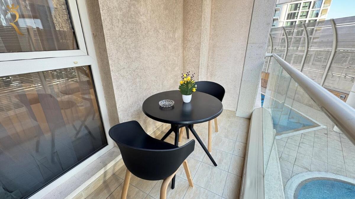 Spacious 2br Poolside Relaxation In Al Reem