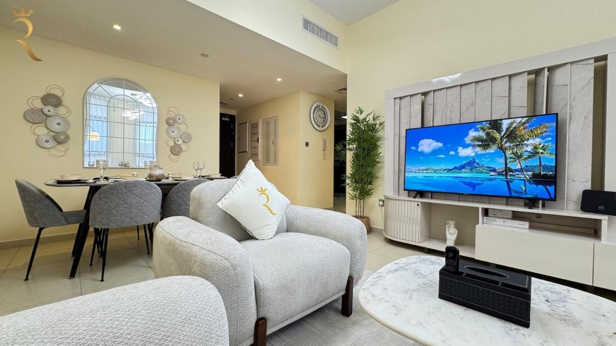 Spacious 2br Poolside Relaxation In Al Reem Apartment